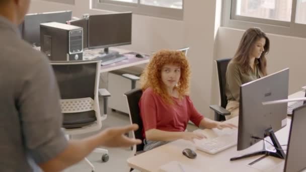 Slow Motion Video Boss Scolding Two Coworkers Distracted Office — Stock Video