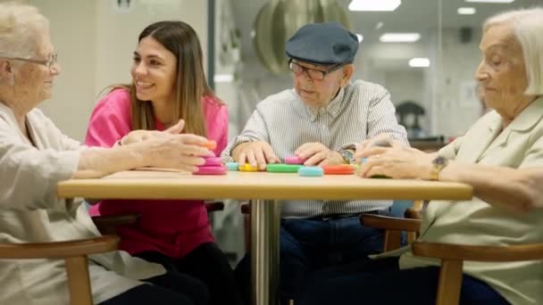 Wideo Podróżą Pielęgniarki Seniorów Bawiących Się Gry Zręcznościowe Geriatrii — Wideo stockowe