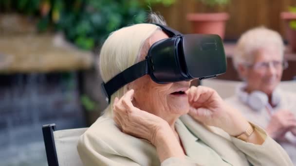 Видео Шокированной Старухи Использующей Очки Виртуальной Реальности Пожилом Возрасте — стоковое видео