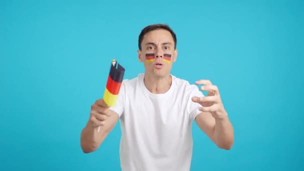 Stüdyoda Hakemlerin Kararına Kızgın Bir Alman Bayrağını Sallayan Bir Adamın — Stok video