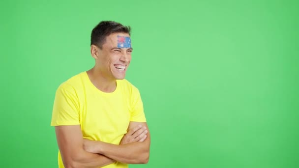Wideo Studiu Chromą Szczęśliwego Człowieka Australijską Flagą Namalowaną Twarzy Odwracając — Wideo stockowe