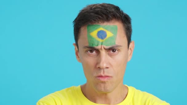 Видео Студии Хромой Крупного Плана Серьезного Человека Бразильским Флагом Нарисованным — стоковое видео