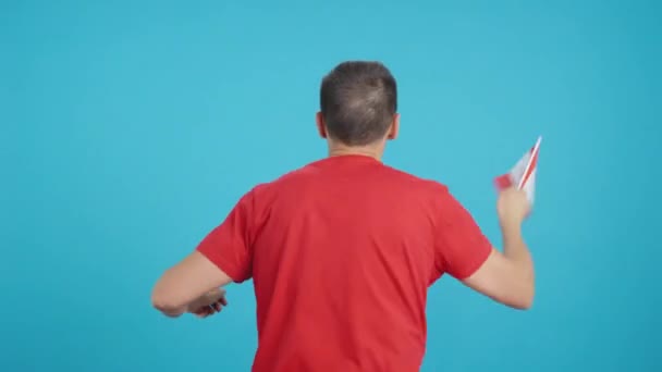 Kanada Flaması Sallayan Bir Adamın Dikiz Aynasındaki Krom Görüntüler Stüdyoda — Stok video