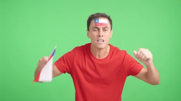 Video Estudio Con Croma Hombre Ondeando Una Bandera Nacional Chilena — Vídeos de Stock