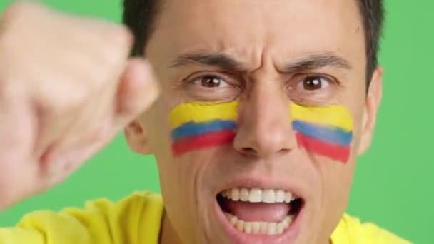 Muž Kolumbijskou Národní Vlajkou Rozrušený Rozhodčím — Stock video
