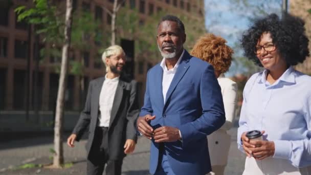 Vídeo Empresário Africano Empresária Conversando Relaxado Caminhando Distrito Financeiro — Vídeo de Stock