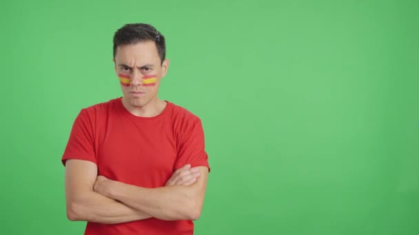 Video Studiu Chromou Důstojného Seriózního Muže Španělskou Vlajkou Namalovanou Tváři — Stock video