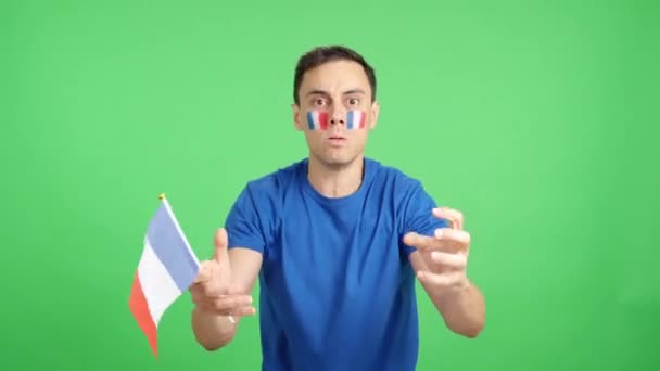 录像在演播室里 一个男人挥舞着法国国旗 对裁判的裁决感到愤怒 — 图库视频影像
