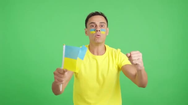 Vídeo Estúdio Com Croma Homem Acenando Uma Bandeira Nacional Ucraniana — Vídeo de Stock