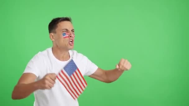 Wideo Studiu Chromą Mężczyzny Odwracającego Wzrok Flagą Narodową Usa Wściekły — Wideo stockowe