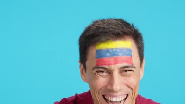 Vídeo Estúdio Com Croma Close Homem Com Uma Bandeira Venezuelana — Vídeo de Stock