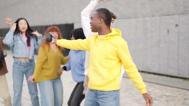 Filmik Grupą Wieloetnicznych Młodych Przyjaciół Tańczących Ulicy Pomocą Przenośnego Głośnika — Wideo stockowe