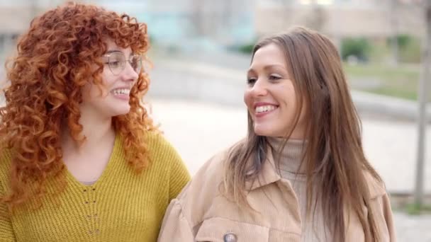 Långsam Rörelse Närbild Video Kvinnliga Vänner Talar Glatt Längs Gatan — Stockvideo
