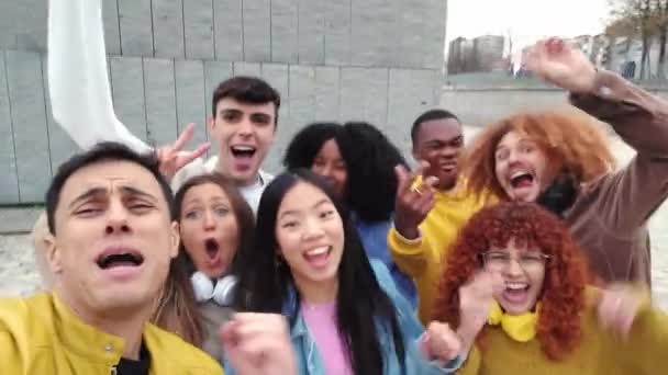 Video Vzrušené Skupiny Multietnických Oslav Selfie Městě — Stock video