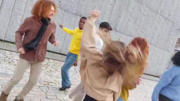 ストリートで幸せに踊る都市多民族友人のグループのビデオ — ストック動画