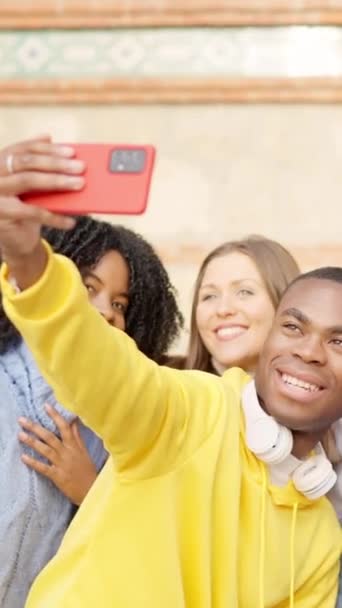 Videoclipul Încet Unui Bărbat African Misto Luând Selfie Prieteni Multietnici — Videoclip de stoc