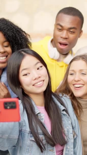 Powolny Film Chińskiej Dziewczyny Robiącej Selfie Różnymi Przyjaciółmi Świeżym Powietrzu — Wideo stockowe
