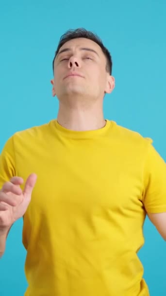 Stüdyoda Soğuk Hapşıran Burnunu Silen Bir Adamın Mavi Arka Planlı — Stok video