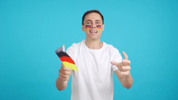 Heyecan Verici Bir Yürüyüş Sırasında Tutkulu Gergin Bir Alman Destekçisinin — Stok video