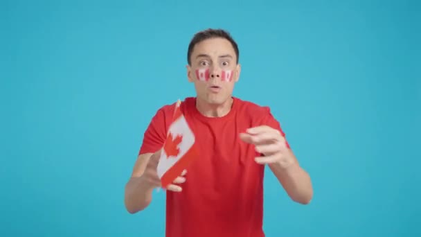 Videoclip Studio Croma Unui Bărbat Fluturând Steag Național Canadian Supărat — Videoclip de stoc