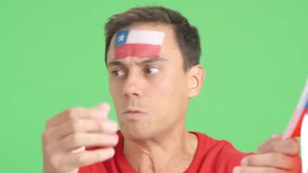 Человек Чилийским Национальным Флагом Расстроен Судьей — стоковое видео