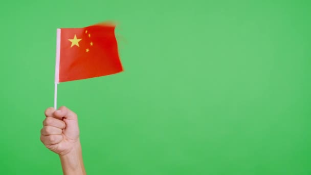 Angin Melambaikan Bendera Cina Memegang Dengan Tangan — Stok Video