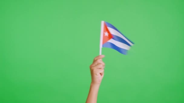 Stüdyoda Küba Bayrağının Bayrağını Sağa Sola Sallayan Bir Elin Kromasıyla — Stok video