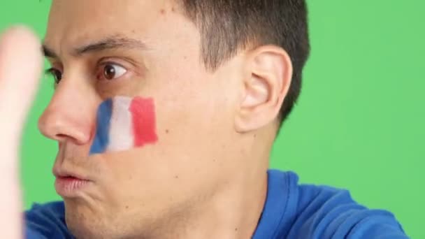Muž Francouzskou Národní Vlajkou Rozrušený Rozhodčím — Stock video