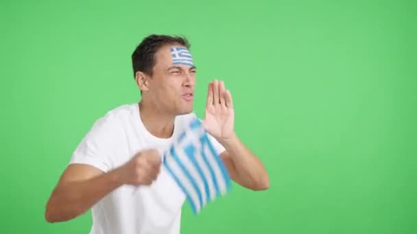 Video Estudio Con Croma Hombre Animando Grecia Gritando Ondeando Una — Vídeos de Stock