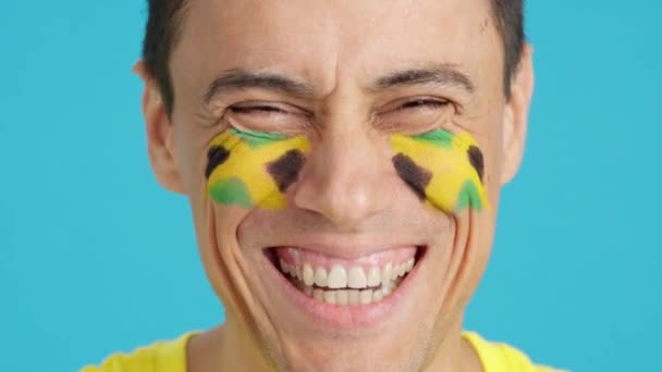 Video Studiu Chromou Zblízka Muže Jamajskou Vlajkou Namalovanou Tváři Usmívající — Stock video