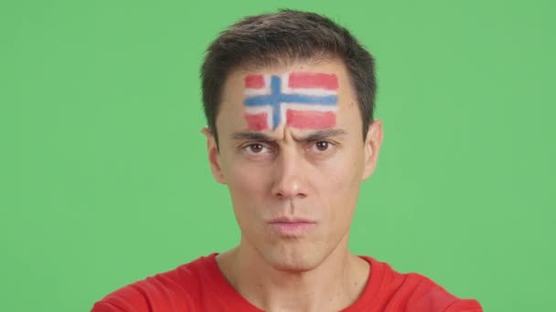 Film Studiu Chromą Zbliżenia Poważnego Mężczyzny Norweską Flagą Namalowaną Twarzy — Wideo stockowe