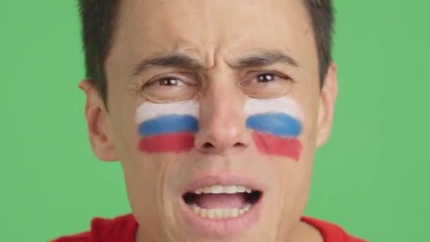 Rus Ulusal Bayrağı Taşıyan Bir Adam Hakeme Kızgın — Stok video