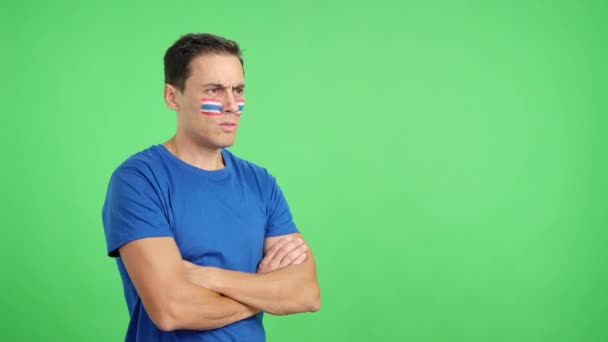 Wideo Studiu Chromą Mężczyzny Tajską Flagą Namalowaną Twarzy Odwracając Wzrok — Wideo stockowe