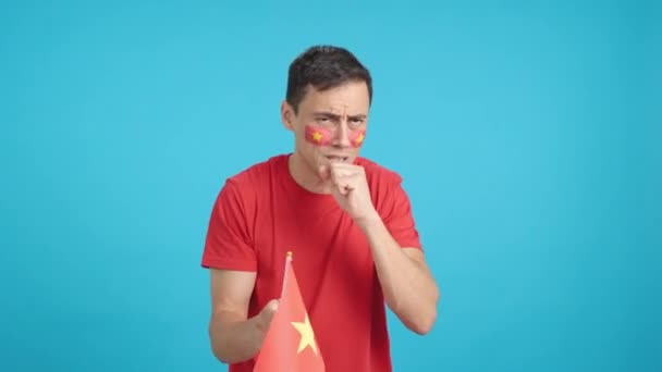 Video Estudio Con Croma Hombre Apasionado Nervioso Animando Vietnam Durante — Vídeo de stock