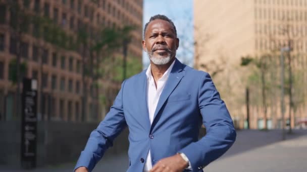 Vidéo Homme Affaires Africain Mature Cool Croisant Les Bras Regardant — Video