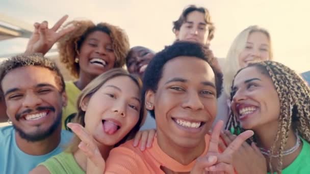 Filmik Grupą Uśmiechniętych Szalonych Wieloetnicznych Ludzi Robiących Sobie Selfie Podczas — Wideo stockowe