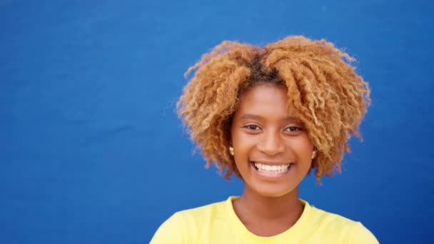 Vídeo Cámara Lenta Una Mujer Africana Sonriendo Cámara Junto Una — Vídeo de stock