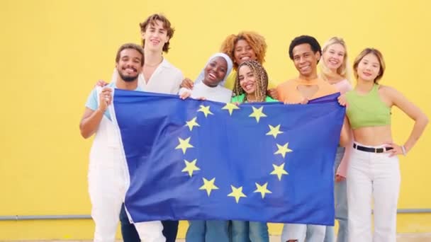 户外悬挂欧盟旗帜的多族裔人群慢镜头 — 图库视频影像