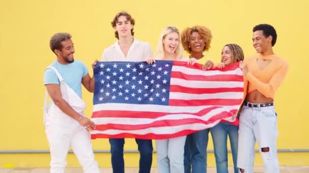 アメリカ合衆国の国旗を屋外に掲げる多民族集団のスローモーションビデオ — ストック動画