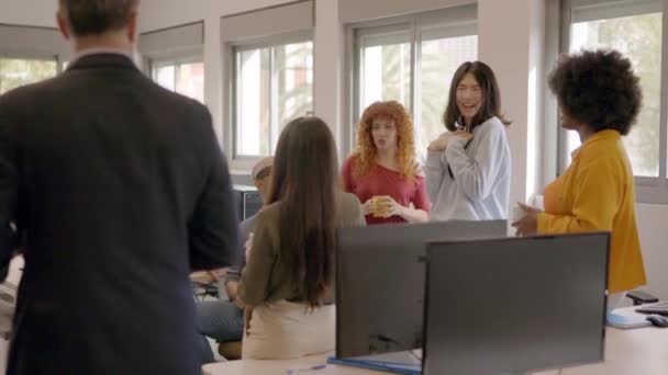 Vídeo Câmera Lenta Uma Chefe Feminina Distribuindo Pastas Entre Funcionários — Vídeo de Stock