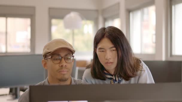 Vídeo Câmera Lenta Dois Homens Multiétnicos Que Usam Computador Conversam — Vídeo de Stock