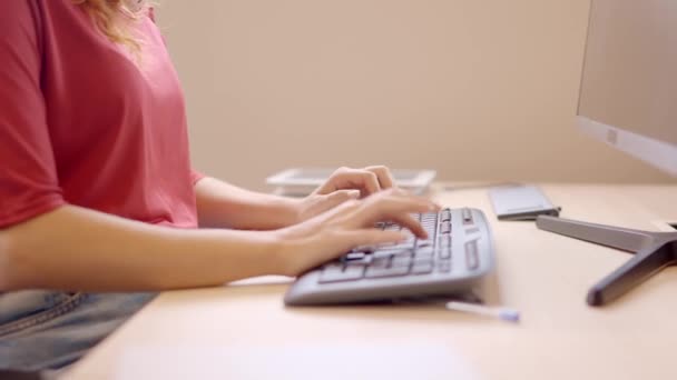 一名年轻女子在同事办公室用电脑拍摄的慢动作特写录像 — 图库视频影像