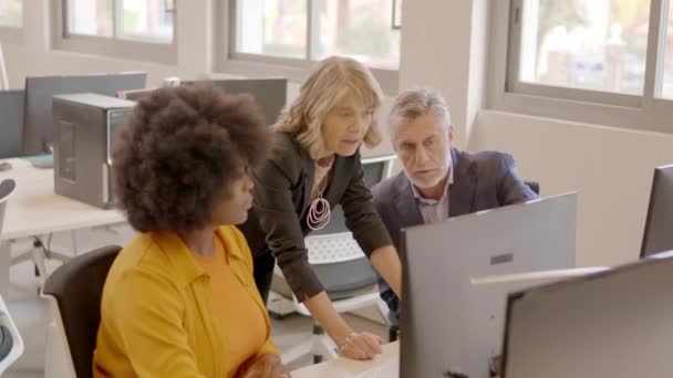 三个多文化商业团队的慢动作视频 使用计算机 在一个协同工作的办公室讨论 — 图库视频影像
