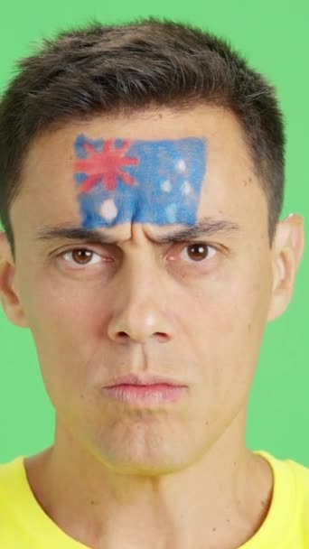 Video Studiu Chromou Zblízka Seriózního Muže Australskou Vlajkou Namalovanou Tváři — Stock video