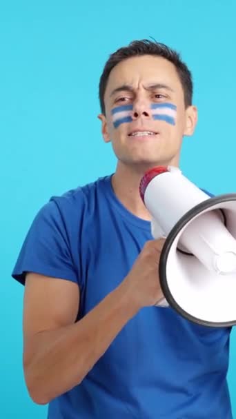 Stüdyoda Yüzünde Salvador Bayrağı Olan Bir Adamın Krom Rengiyle Kalabalığı — Stok video