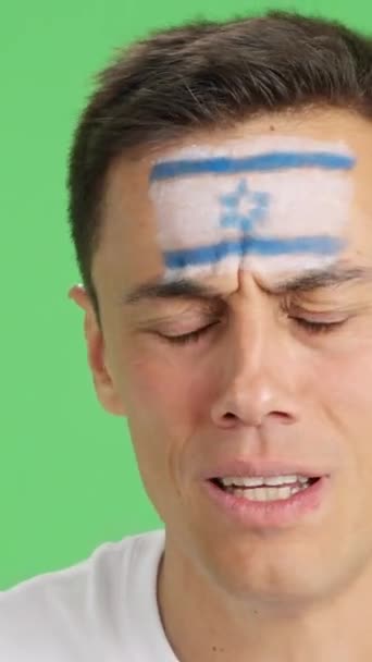Close Video Studio Chroma Very Nervous Man Israeli Flag Painted — Stock Video
