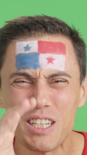 Видео Студии Хромой Крупным Планом Человека Панамским Флагом Нарисованным Лице — стоковое видео