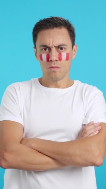 Видео Студии Хромой Достойного Серьезного Человека Перуанским Флагом Нарисованным Лице — стоковое видео