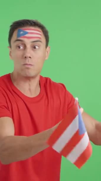 포르토 국기를 흔들며 멀리보고있는 남자의 크로마와 스튜디오에서 비디오 결정과 — 비디오