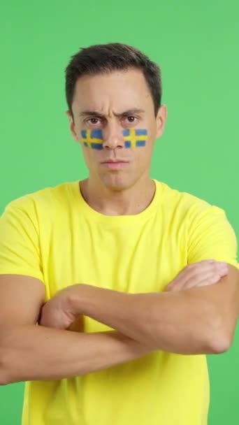 Видео Студии Хромой Достойного Серьезного Человека Шведским Флагом Нарисованным Лице — стоковое видео